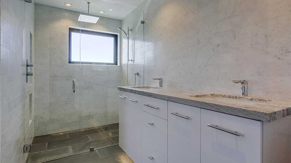 modern_high_gloss_white_bathroom_cabinets