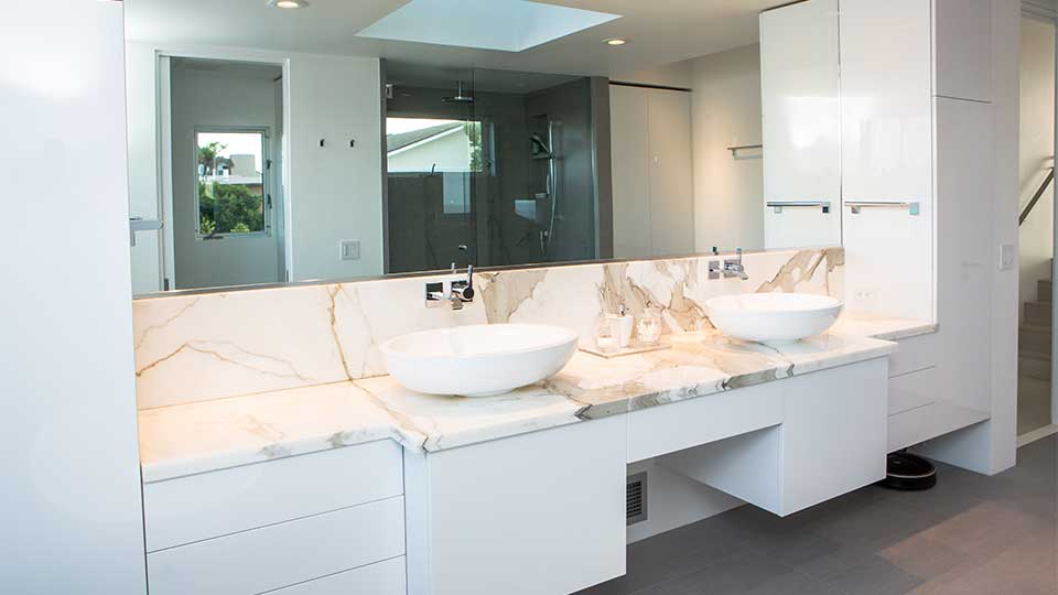modern_high_gloss_white_bathroom_cabinets_in_del_mar