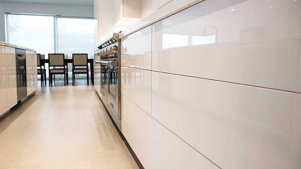 modern_high_gloss_white_kitchen_cabinets_in_del_mar