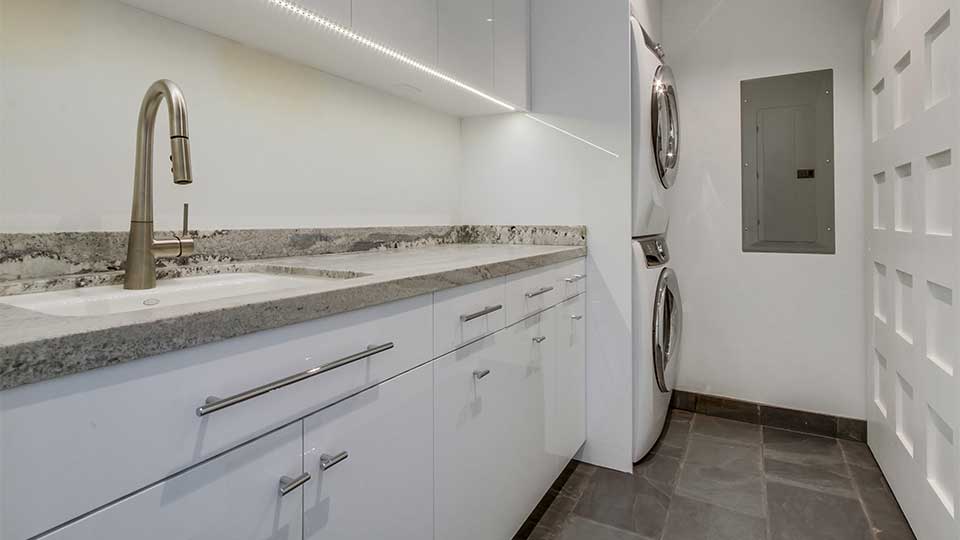 modern_high_gloss_white_laundry_room_cabinets