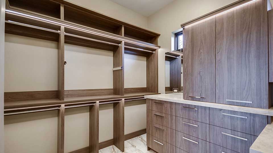 Advantages of Hiring Custom Cabinet Makers – and How to Find Them
