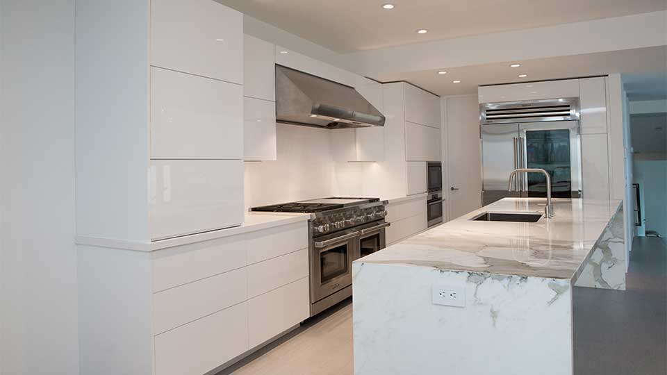 modern_high_gloss_white_kitchen_cabinets_in_del_mar