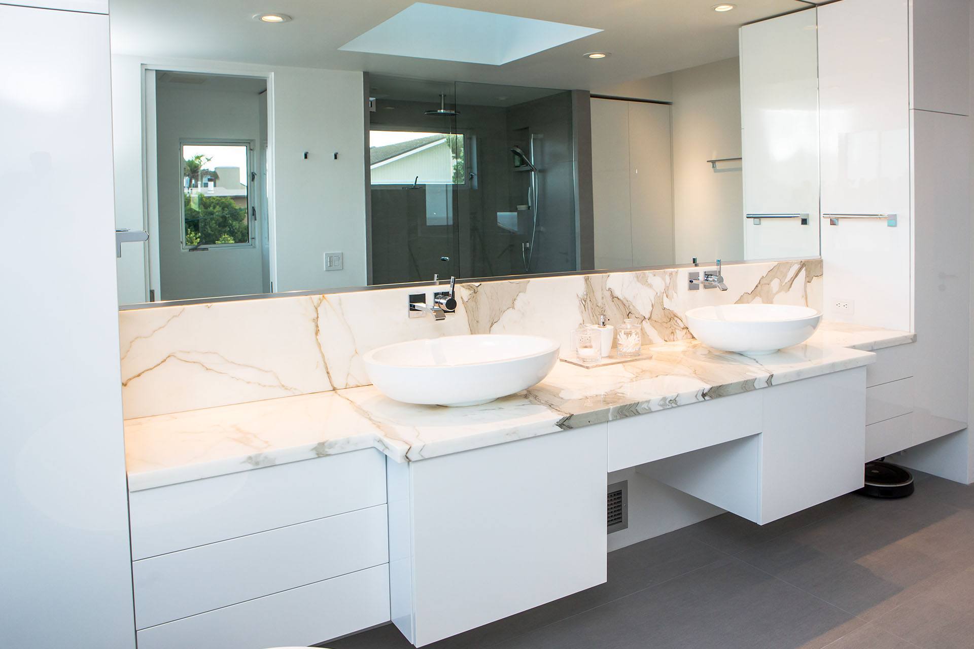 modern_high_gloss_white_bathroom_cabinets_in_del_mar_5_-_1920x1280