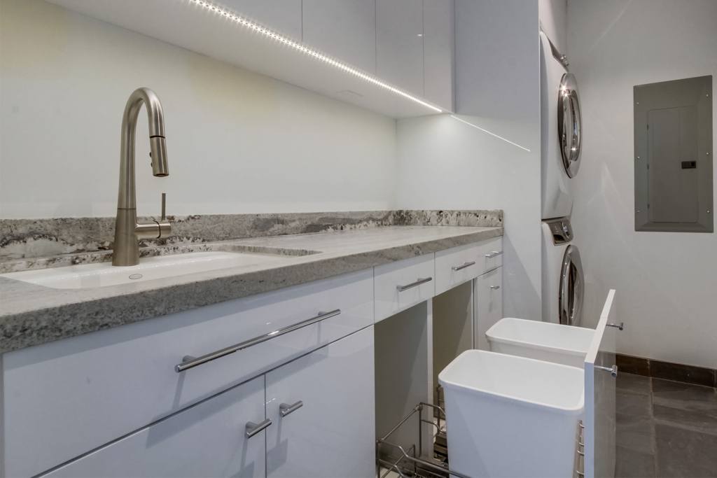 modern_high_gloss_white_laundry_room_cabinets_4_