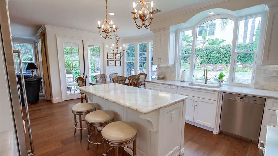 timeless_white_cabinets_-_kitchen