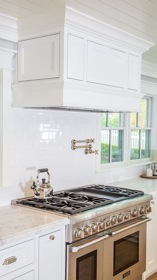 Pro_Pacific_White_-_Carlsbad_-_Kitchen_3_wood_hood_-_540x960